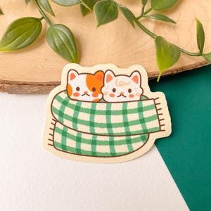 Cosy Scarf Cats - Sticker vinyle mat | Art numérique, Stickers, drôle, Illustration, kawaii, Papeterie, mignon, confortable, chat, hiver