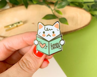 Boek kat - emaille pin | Digitale kunst, illustratie, kawaii, spelden, emaille pins, broche, kat, katten, verzamelobject, boekenwurm