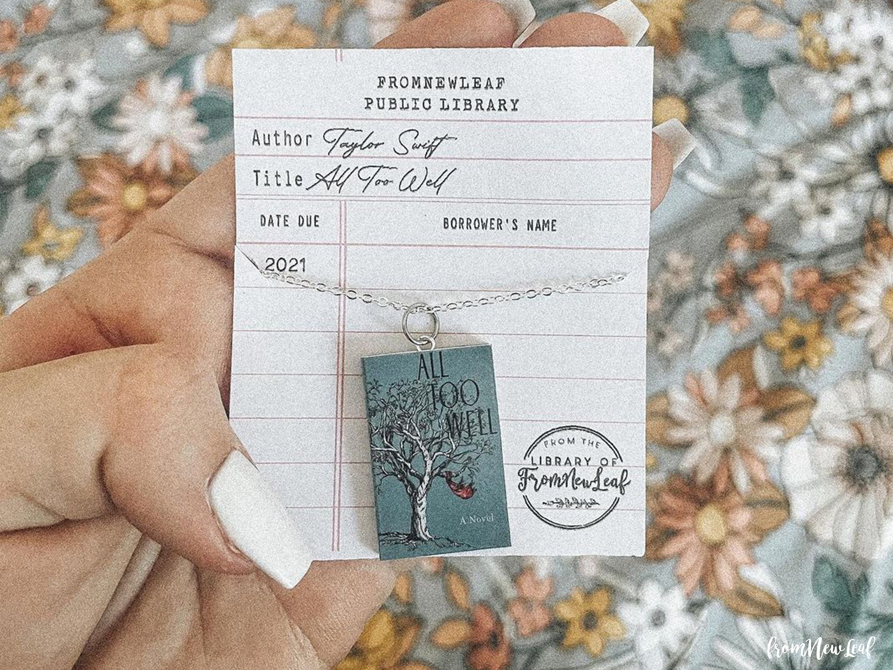 Collar de libro en miniatura \, image size:3000x2250