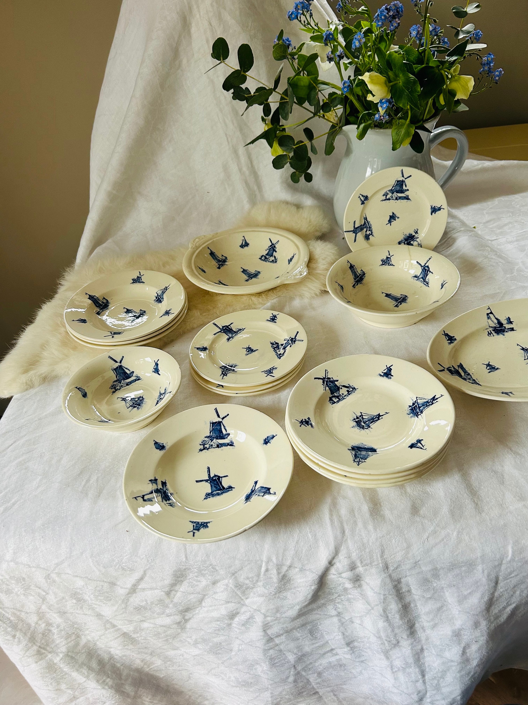 Vajilla infantil antigua de porcelana de Waechtersbach del ano 1910 color azul de Delft con pequenos danos causados por el juego. Etsy Espana
