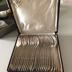Antique silver plated 24 piece cutlery Wolfers, in original box!