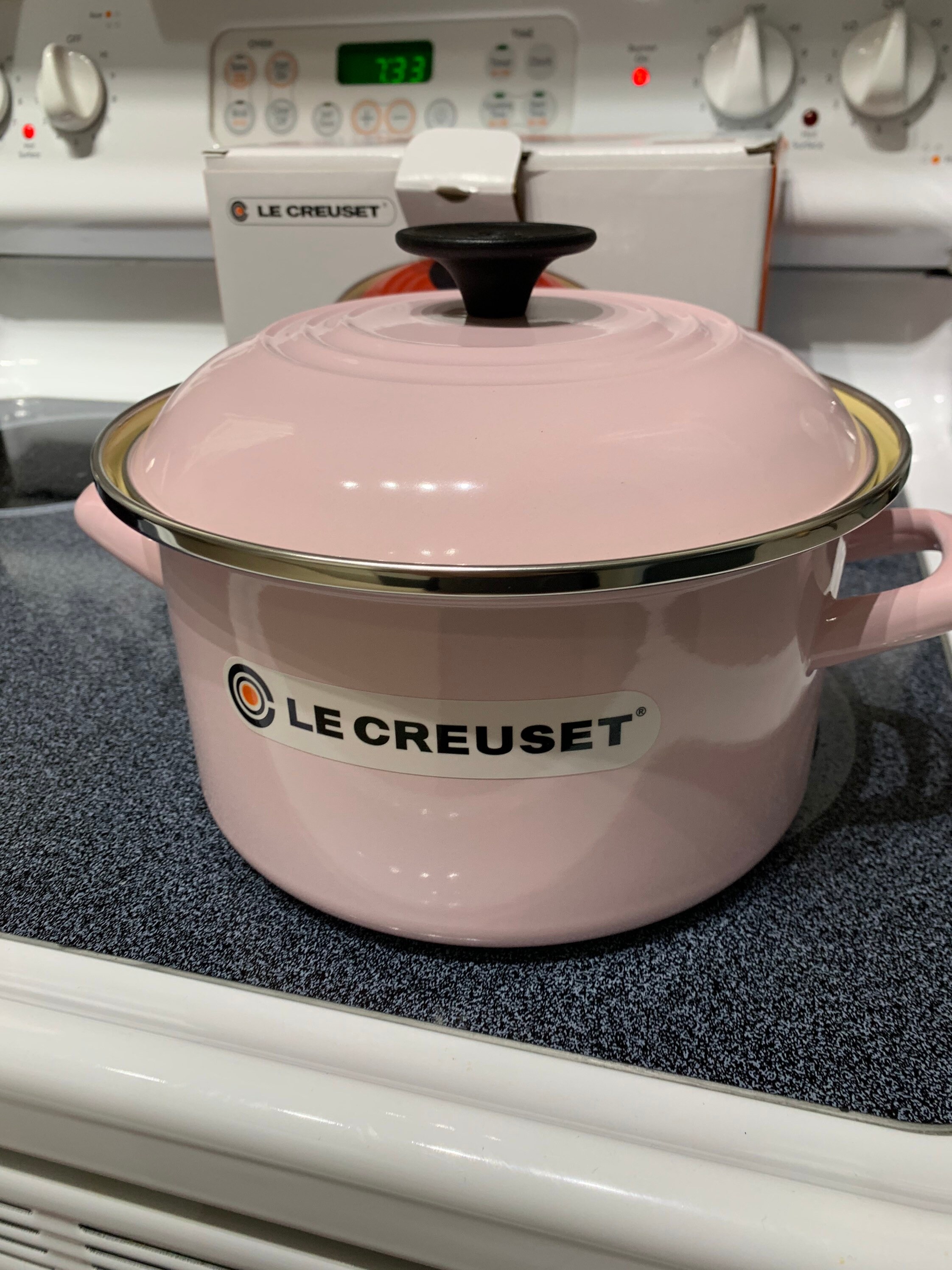 Cocotte ovale 29cm en fonte émaillée chiffon pink - le creuset