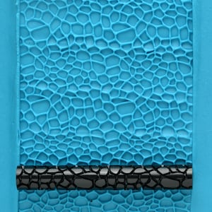 Op de afbeelding: Een close-up van een blauwe, textuurrijke siliconenmat met een zwarte rollertool. De rollertool heeft een textuurrijke oppervlakte die lijkt op de siliconenmat.