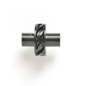 Könnte beinhalten: Ein dunkelgraues Metallobjekt mit einem dekorativen Blattmuster. Das Objekt hat eine zylindrische Form mit einem zentralen gemusterten Ring und zwei sich erstreckenden zylindrischen Stäben. Der Hintergrund ist schlicht weiß.