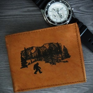Sasquatch, Bigfoot, Yeti y criatura desconocida, imágenes grabadas con láser en una billetera plegable de cuero genuino para hombre *Regalo increíble*