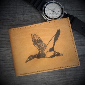 Ihre Wahl-Jagd / Fischen (Elch, Buck, Bass, Forelle, Elch, Fliege, Ente, Wels, Bogenschütze, Bär, Marlin, Truthahn) Bild auf einer Herren-echtes Leder-Brieftasche