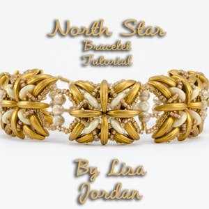 Op de afbeelding: Gouden en witte kralen armband met een stervormig ontwerp. De armband heeft de titel "North Star Bracelet Tutorial" en is van Lisa Jordan.