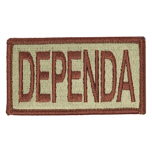 Op de afbeelding: Een beige geborduurde patch met een bruine rand en het woord "DEPENDA" geborduurd in bruin garen.