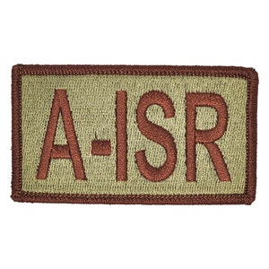 Op de afbeelding: Een rechthoekige, beige patch met een bruine geborduurde rand en de tekst "A-ISR" in bruin.