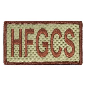 Könnte beinhalten: Ein braunes gesticktes Abzeichen mit dem Text "HFGCS" auf beigefarbenem Hintergrund.