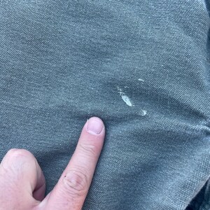 Puede incluir: Primer plano de una tela azul claro con una mancha blanca. La tela tiene un tejido texturizado.