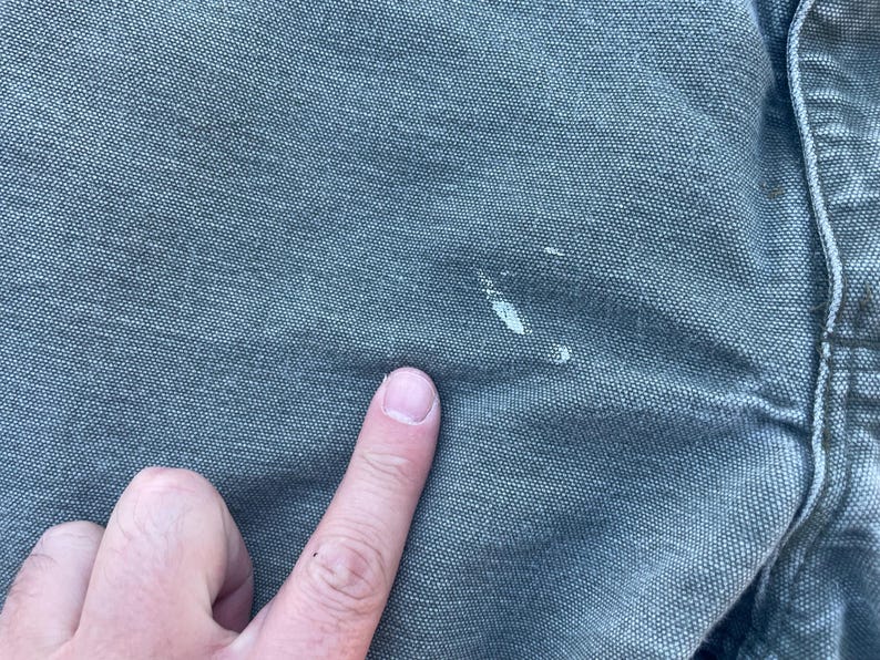 Puede incluir: Primer plano de una tela azul claro con una mancha blanca. La tela tiene un tejido texturizado.