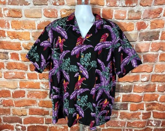 Camiseta hawaiana vintage con estampado de palmeras moradas y loros, talla 2XL.