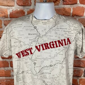 Camisa vintage de Virginia Occidental con estampado integral de mapa y costuras simples - talla L - Carreteras rurales de los años 80 y 90