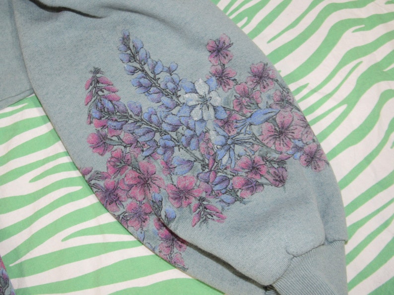 sz M Beautiful ART UNLIMITED all over print Alaska flowers and nature sweatshirt totally cute