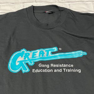 vintage GREAT Gang Resistance Eduction & Training shirt - sz M - Dare 90s D.A.R.E. graphic tee