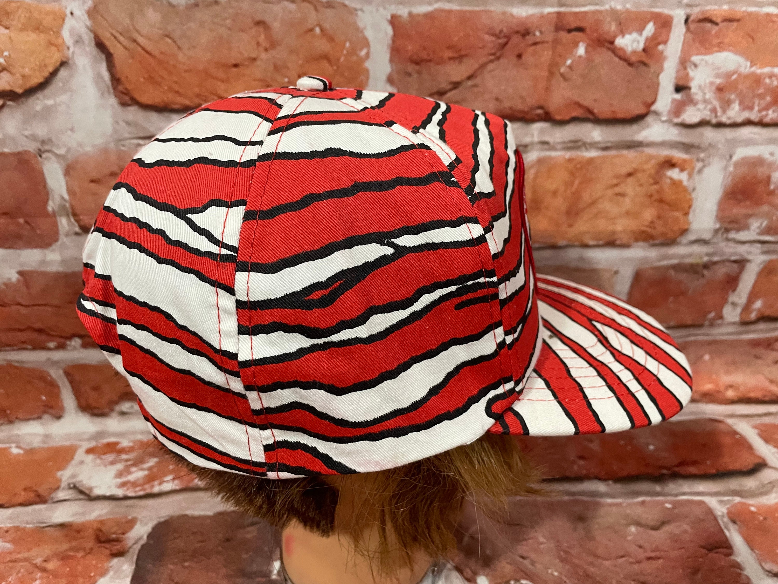Mystical Fox Trucker Hat – Sustainable Graphic Mesh Cap | G&L