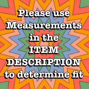 Puede incluir: Gr&aacute;fico colorido de estilo retro con el texto "Please use Measurements in the ITEM DESCRIPTION to determine fit." El fondo presenta un dise&ntilde;o de estrella en tonos naranja, rojo, azul y verde.