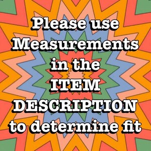 Peut inclure: Graphique color&eacute; de style r&eacute;tro avec le texte "Please use Measurements in the ITEM DESCRIPTION to determine fit." L'arri&egrave;re-plan pr&eacute;sente un motif d'&eacute;clat en orange, rouge, bleu et vert. Le texte est en blanc.
