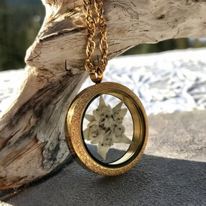 Edelweiss Circle Locket, Real Pressed Alpine White Flower Locket Pendant Necklace, Pressed Flower Necklace Jewelry, Glass Terrarium Necklace