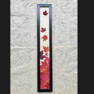 THE SKINNY Red Maple Leaf gerahmtes signiertes ORIGINAL Kunstwerk; Echte gepresste Ahornblätter Erhältlich in schwarzem oder handgefertigtem Massivholzrahmen aus Walnussholz