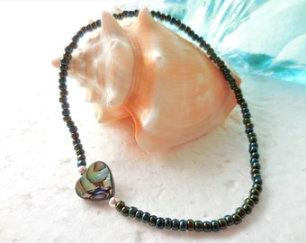 Tobillera de playa con corazón de concha de Paua y cuentas de semillas. Tobillera elástica