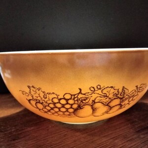 2 1/2 Quart Pyrex Old Orchard Handled Mixing Bowl.
