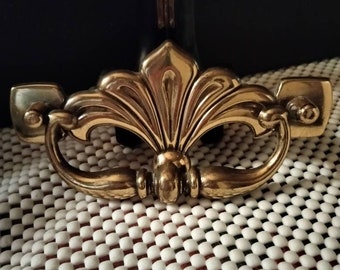 Retro Large Brass Fan Back Center Ball Bail Pull