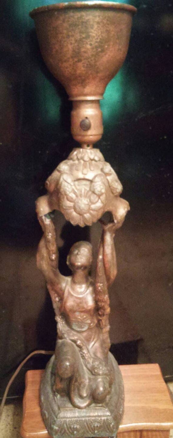 Reduzierte Art Nouveau Spelter Vintage Alter Metall-Statue Lampe mit Kupfer Fackel Stil Schatten verkauft wie