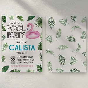 Puede incluir: Invitación a una fiesta de piscina con un flotador de flamenco rosa y hojas tropicales verdes. La invitación dice "Join us for a Pool Party Celebrating Calista Turning 10" con la fecha y hora de la fiesta.