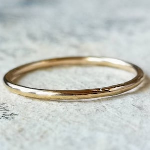 Faixa de ouro amarelo - Anel de ouro simples - Anel de empilhamento de ouro - Anel de preenchimento de ouro - Faixa de ouro simples - Aliança de casamento de ouro - Anel de ouro martelado