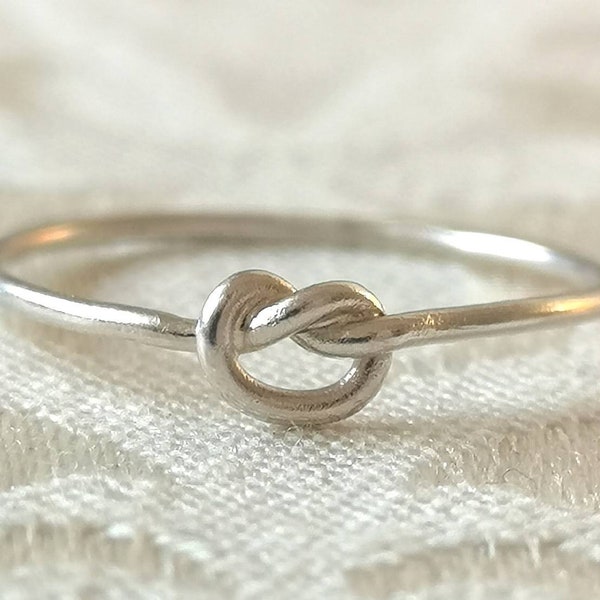 Feiner Knoten Ring - Zarter Versprechen Ring - Schmaler Silber Knoten Ring - Zierlicher Gold Knoten - Liebes Knoten Ring - Brautjungfer Geschenke - Beste Freundin Ringe