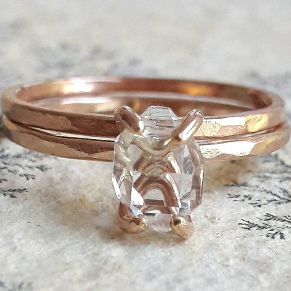 Rosegold Herkimer Diamant Quarz Kristall Hochzeitsset - Rohkristall Braut Set - Rohstein-Verlobung - Rotgoldring - Boho-Hochzeitsring