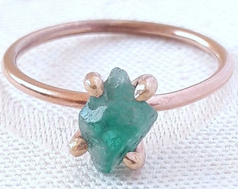 Rough Emerald Crystal Stacking Ring - Gifts Under 100 - May Birthstone Jewelry - Stackable Emerald Ring - Hammered Gold Rings - Wife Gifts
