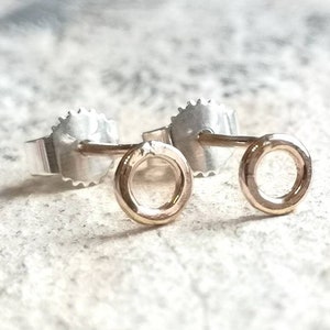 Tiny Open Circle Stud Earrings - Minimalist Jewelry - Geometric Earrings - Hammered Stud Earrings - Gold Circle Earrings - Gift for Daughter