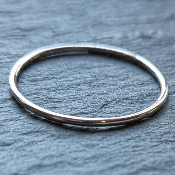 Alliance en platine - Bague en platine simple - Alliance de 1,5 mm - Bague fine - Bague fine - Bague empilable en platine minimaliste - Alliance empilable