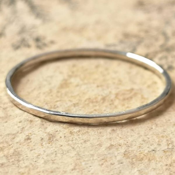 Zarter 1 mm Sterling-Silberring – dünner Silberring – minimalistischer Ring – Stapelring – schlichtes Silberband – gehämmerter Ring – Midi-Ring