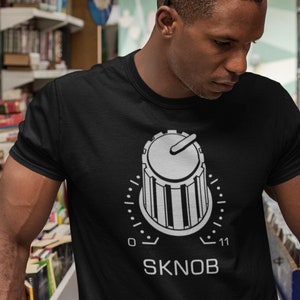 Techno Snobb-tröja | Gåva till DJ och musiker | SKNOB | Knob | Svart unisex-t-shirt