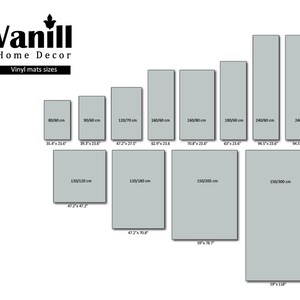 Puede incluir: Exhibici&oacute;n de alfombras de vinilo de varios tama&ntilde;os, con medidas en cm y pulgadas. Las alfombras rectangulares son de color gris. El logotipo "Vanill Home Decor" est&aacute; en la parte superior. Tama&ntilde;os de 80/60 cm a 150/300 cm.
