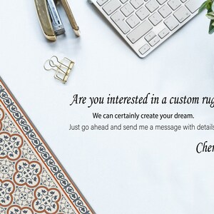 Puede incluir: Se muestra una alfombra personalizada con un estampado floral en tonos marr&oacute;n, crema y azul. La imagen incluye un teclado, una grapadora y un clip. El texto de la imagen dice: "&iquest;Est&aacute;s interesado en una alfombra personalizada?"