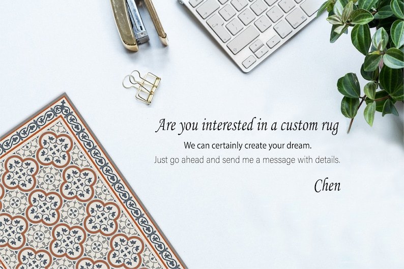 Puede incluir: Se muestra una alfombra personalizada con un estampado floral en tonos marr&oacute;n, crema y azul. La imagen incluye un teclado, una grapadora y un clip. El texto de la imagen dice: "&iquest;Est&aacute;s interesado en una alfombra personalizada?"
