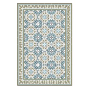 Puede incluir: Alfombra rectangular con un patr&oacute;n repetitivo de dise&ntilde;os florales azules, grises y blancos. La alfombra tiene un borde con un patr&oacute;n de desplazamiento repetido en tonos verdes y beige. El dise&ntilde;o recuerda a los azulejos vintage.