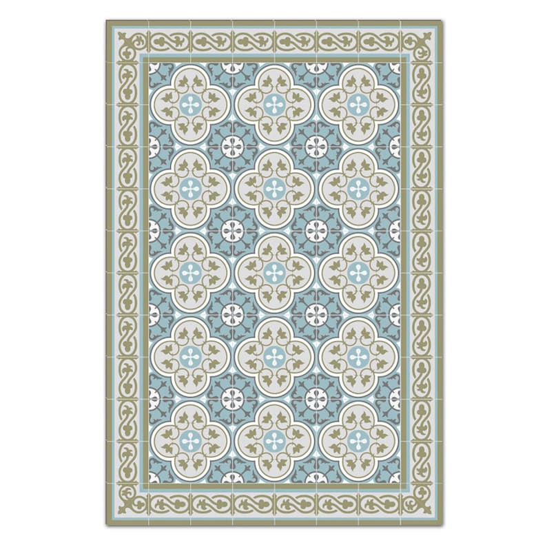 Puede incluir: Alfombra rectangular con un patr&oacute;n repetitivo de dise&ntilde;os florales azules, grises y blancos. La alfombra tiene un borde con un patr&oacute;n de desplazamiento repetido en tonos verdes y beige. El dise&ntilde;o recuerda a los azulejos vintage.