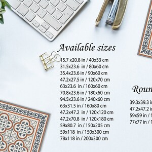 Puede incluir: Vista a&eacute;rea de alfombras decorativas con un estampado floral en tonos beige, marr&oacute;n y azul. La imagen incluye un teclado, art&iacute;culos de oficina y una planta. Los tama&ntilde;os disponibles se indican en cm.