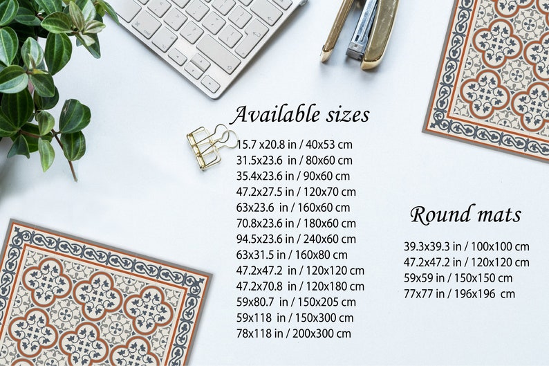 Puede incluir: Vista a&eacute;rea de alfombras decorativas con un estampado floral en tonos beige, marr&oacute;n y azul. La imagen incluye un teclado, art&iacute;culos de oficina y una planta. Los tama&ntilde;os disponibles se indican en cm.