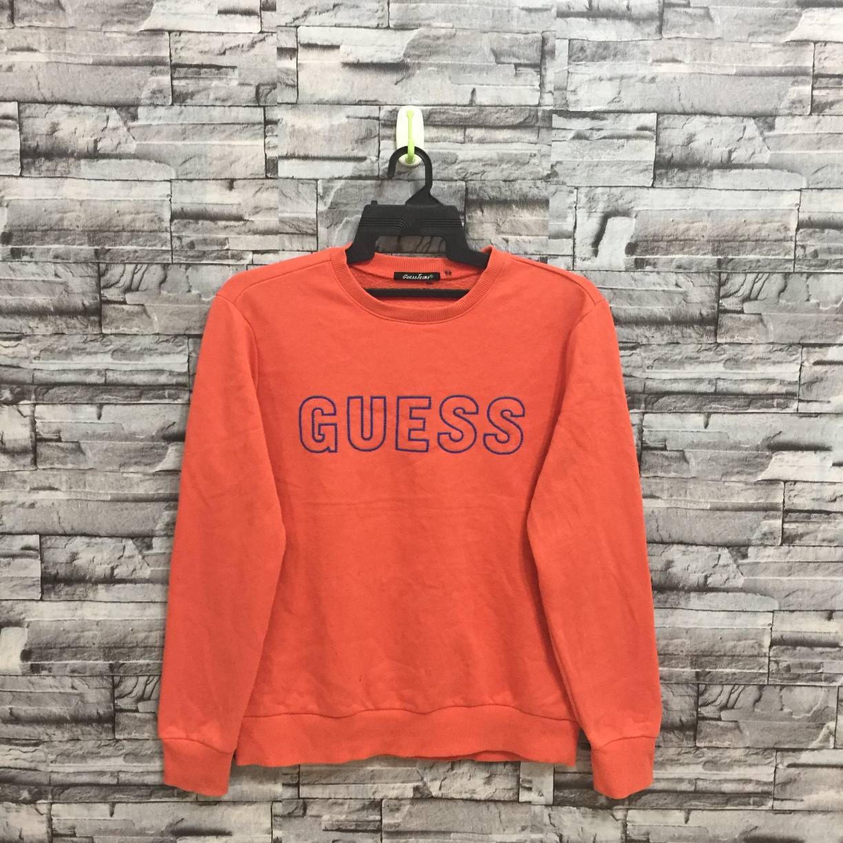 Vintage Guess Sweatshirt Spellout Big Logo embroidered.. Jumper pullover.. Vintage sweatshirt.. Size L Orange