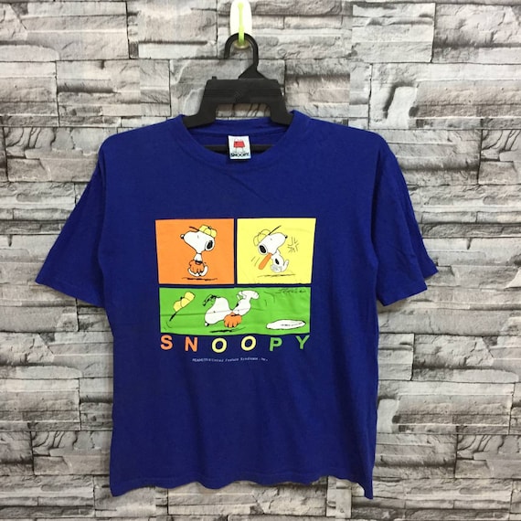 Vintage Snoopy t shirt big logo.. peanuts snoopy b