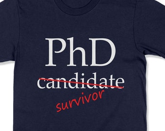 Doutor em Filosofia Ph.D Candidato Engraçado Camiseta Camisa de Pós-Graduação para Grau Doutorado em Educação Presente de Formatura Humor PhD Doutor Camiseta