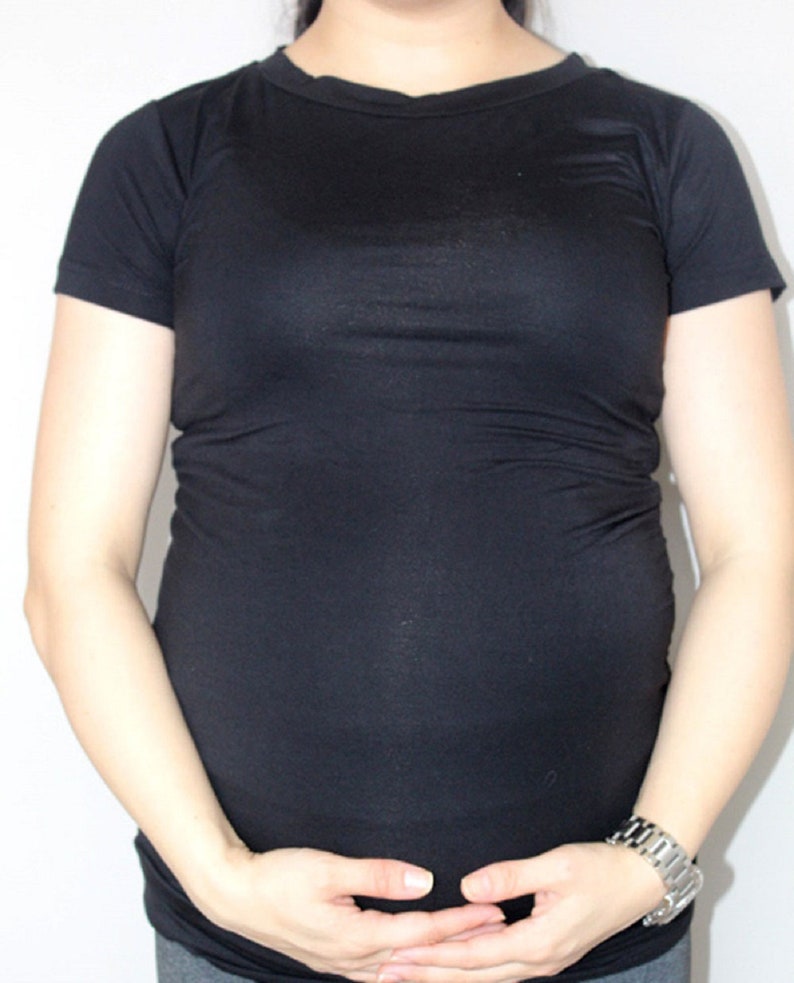Puede incluir: Una camiseta negra de manga corta y ajustada con cuello redondo.