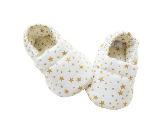 Unbleached baby slippers with gold stars